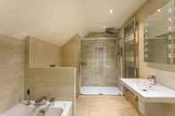 Phòng tắm bên trong The Townhouses @ Carus Green