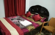 Kamar Tidur 3 Hotel Dev Dham