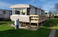 Exterior 2 T & J's Caravan - Golden Palm