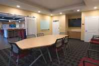 Functional Hall TownePlace Suites by Marriott Clinton