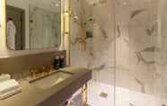 In-room Bathroom 4 Hart Shoreditch Hotel London, Curio Collection by Hilton