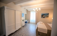 Bedroom 7 Sui Generis