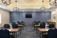 Functional Hall La Quinta Inn & Suites by Wyndham College Station North