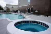 สระว่ายน้ำ La Quinta Inn & Suites by Wyndham College Station North