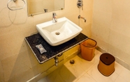 In-room Bathroom 2 Airport Hotel Tashree