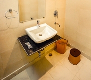 In-room Bathroom 2 Airport Hotel Tashree