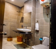 In-room Bathroom 3 Airport Hotel Tashree