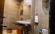 In-room Bathroom 3 Airport Hotel Tashree