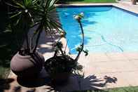 Kolam Renang Joan's Bed & Breakfast