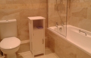 In-room Bathroom 6 Sannan Court Holiday Apartments