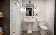 In-room Bathroom 7 Cantilever Hotel, Trademark Collection by Wyndham