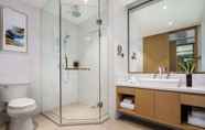 In-room Bathroom 5 Ramada Plaza by Wyndham Enshi