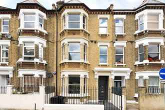 Bangunan 4 Pleasant, Intimate Flat With Backyard in Battersea