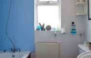 Phòng tắm bên trong 7 Bright, Spacious, Leafy 1BD Dalston Loft Sleeps 4