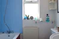 In-room Bathroom Bright, Spacious, Leafy 1BD Dalston Loft Sleeps 4