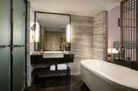 Toilet Kamar Ramada by Wyndham Zhenjiang City Center