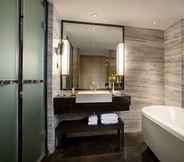 In-room Bathroom 7 Ramada by Wyndham Zhenjiang City Center