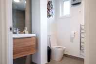 In-room Bathroom Sydney Street Apartments