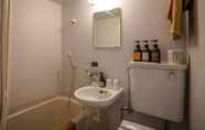 Toilet Kamar 4 HOTEL R9 The Yard Sanotenjin