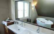 In-room Bathroom 4 Domaine Thierhurst B&B