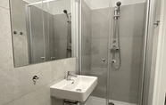 In-room Bathroom 6 Atlas Hotel Garni