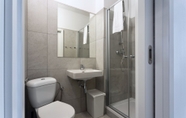 In-room Bathroom 7 Atlas Hotel Garni