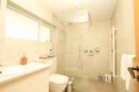 Toilet Kamar Large Modern Family House