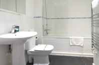 Toilet Kamar Tudors eSuites Park Central Townhouse Garden and Parking