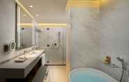 Toilet Kamar 6 Millennium Place Barsha Heights Hotel