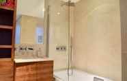 Toilet Kamar 6 Bright and Modern 1 Bedroom Flat in The Centre of London