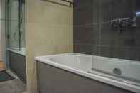 In-room Bathroom Modern 2 Bedroom Apartment With Balcony On A Canal