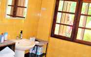 Toilet Kamar 5 Swiss Sawasdee Koh Mak