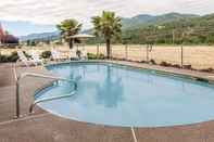 Swimming Pool Ashland Valley Inn