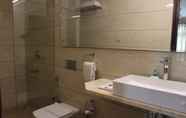 In-room Bathroom 7 Royal Residence Iffco Chowk