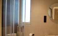 Toilet Kamar 6 Chevron Design Hotel Prague