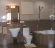 Toilet Kamar 3 Pundaquit Luxury Resort