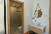 Toilet Kamar Tourane Apartment & Hotel