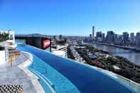 Swimming Pool Hostrelax Residences on South Bank