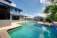 Kolam Renang Gold Coast Stunning Waterfront Retreat by Hostrelax