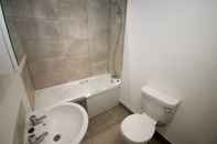 Toilet Kamar Pretty Properties Grange House Apartment 2