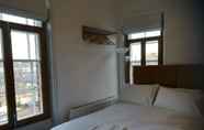 Kamar Tidur 6 McMillan House Studio Apartments