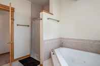 In-room Bathroom Jackstraw Mountain 32 2 Bedroom Condo by RedAwning