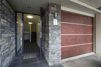 Exterior 4 Modern Queenstown Apartment & Great Lake Views