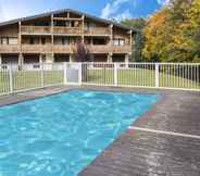 Swimming Pool 2 Les Chalets Autrichiens