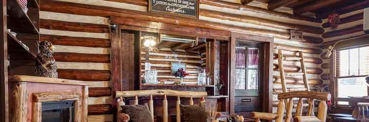 Lobi Log Cabin Inn