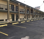 Exterior 6 Travelers Inn