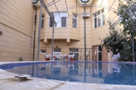 Swimming Pool Hotel Navnihol Gold