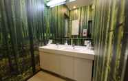 Bilik Mandi dalam Bilik 2 Shibuya Capsule Bamboo Hotel