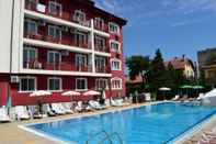 Swimming Pool Balneo Hotel Tintyava