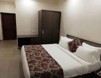 Bedroom 2 Hotel Ashish  International